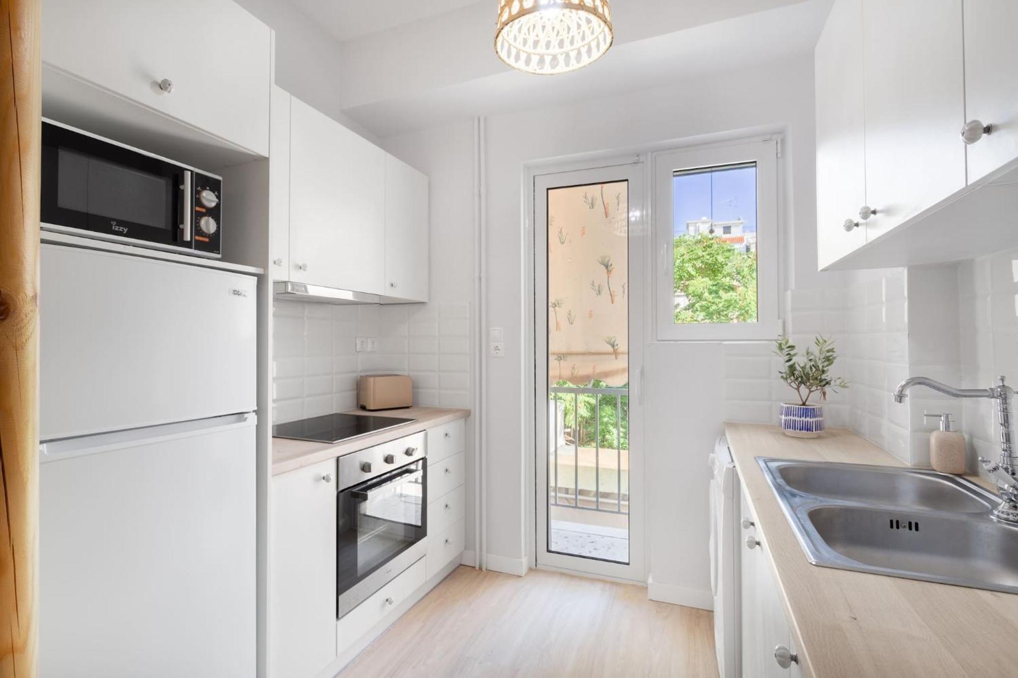 Modern & Stylish Hideaway Downtown Near Acropolis & Metro Apartment *