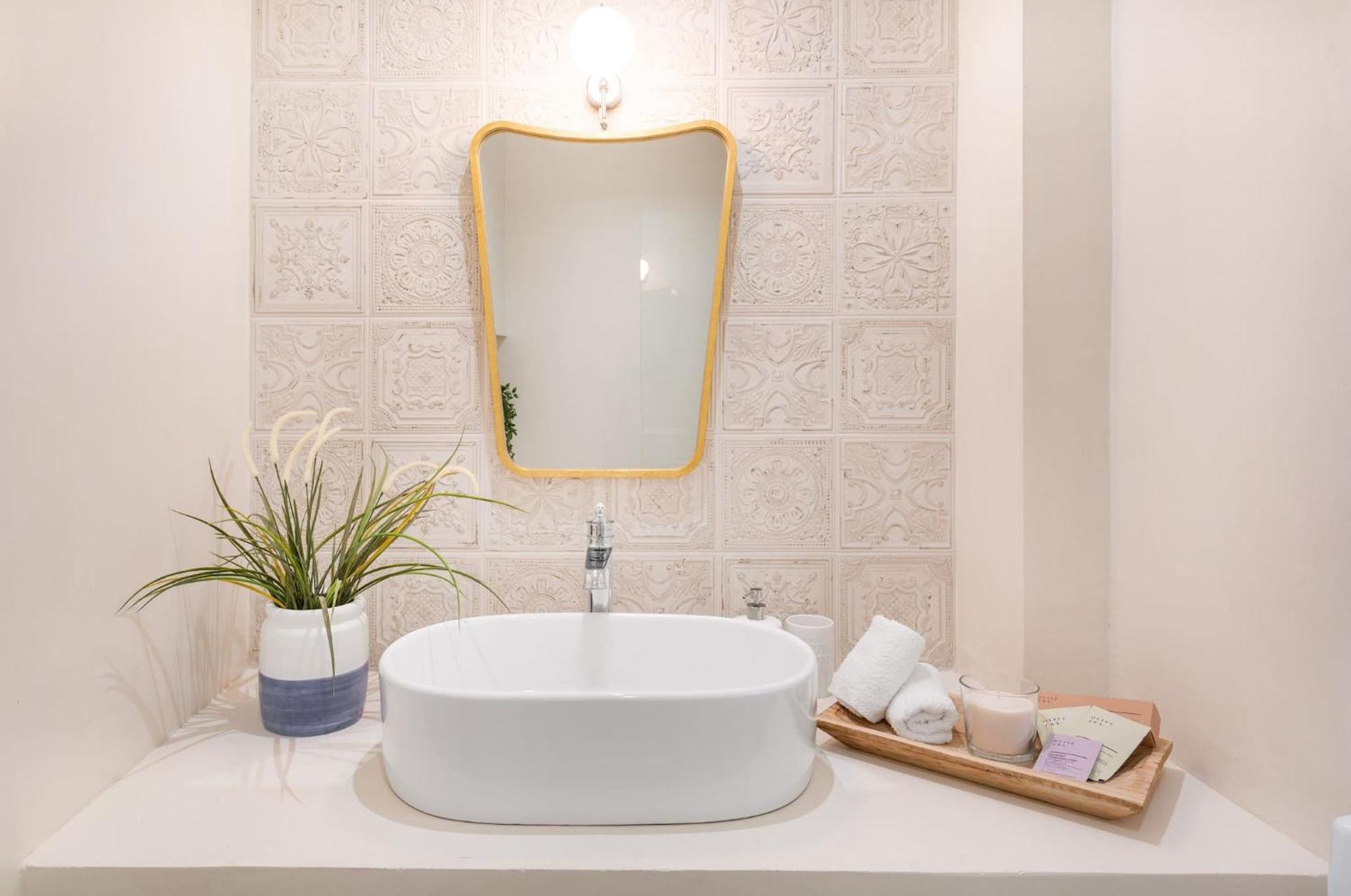 Modern & Stylish Hideaway Downtown Near Acropolis & Metro *