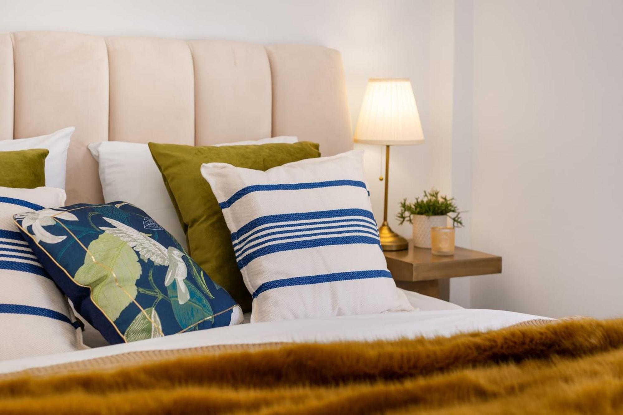 Modern & Stylish Hideaway Downtown Near Acropolis & Metro Apartment *