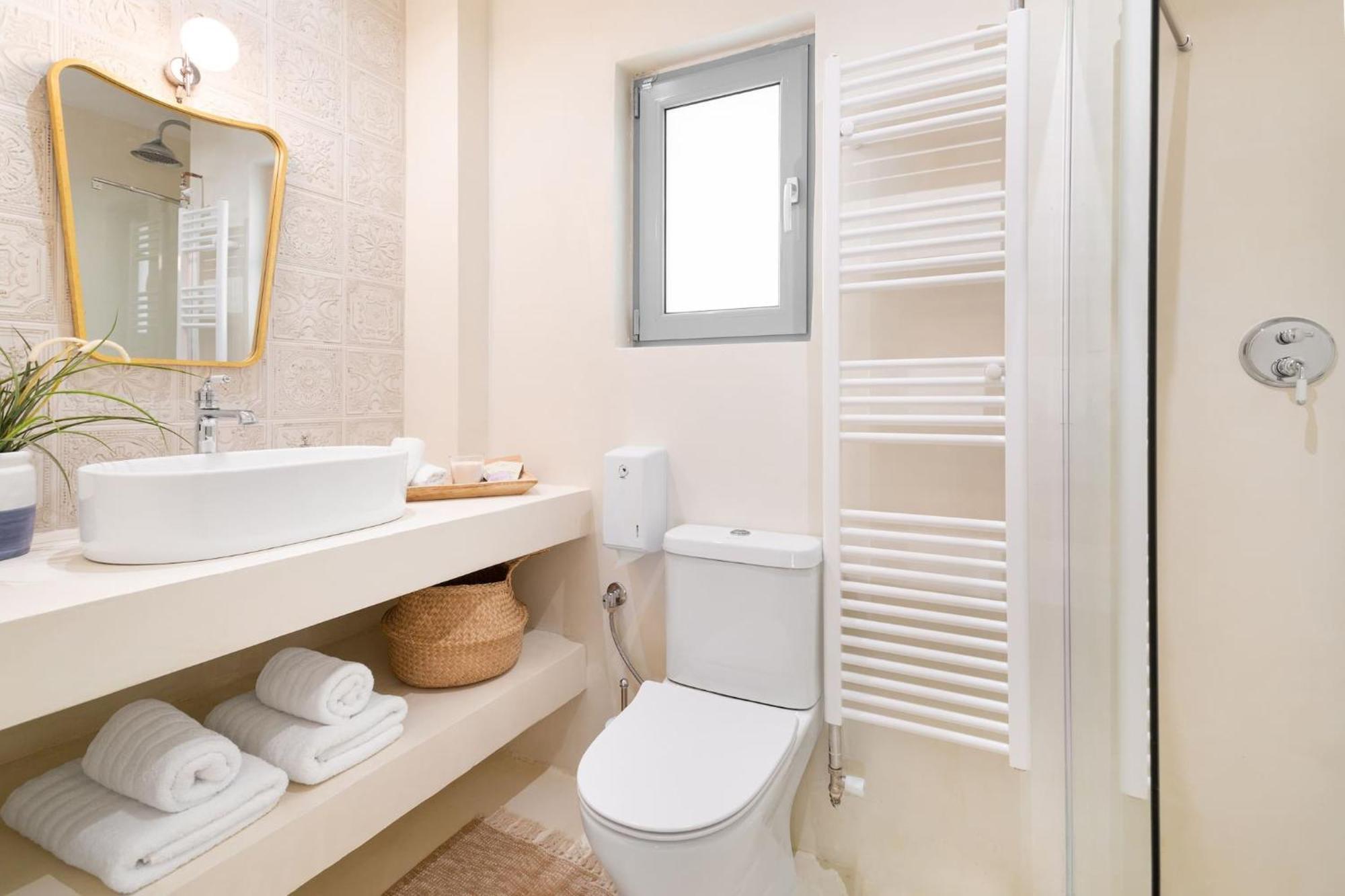 Apartment Modern & Stylish Hideaway Downtown Near Acropolis & Metro Athen