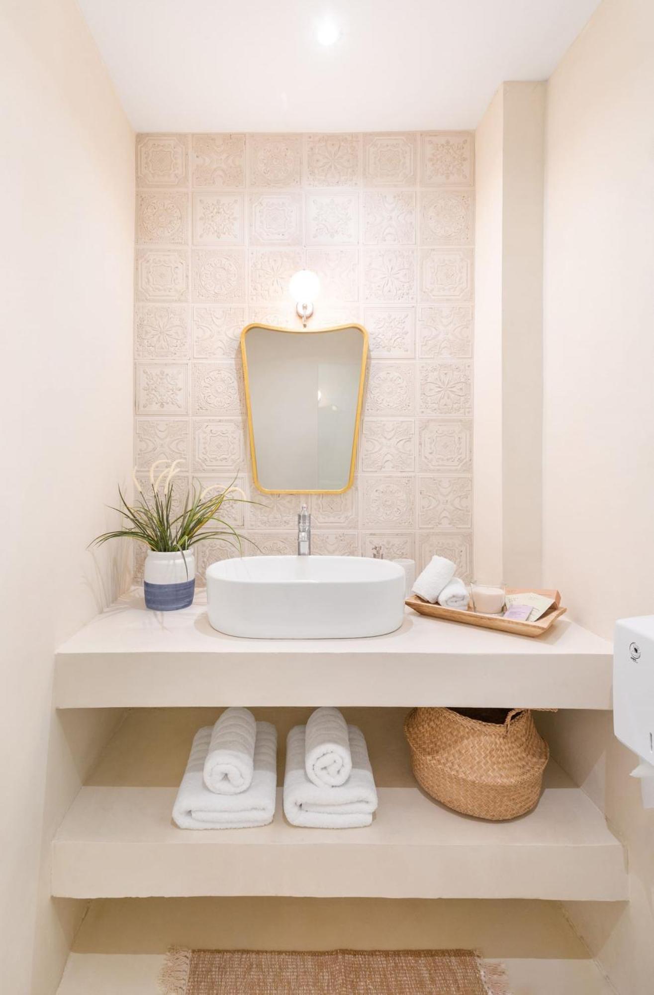 Modern & Stylish Hideaway Downtown Near Acropolis & Metro *